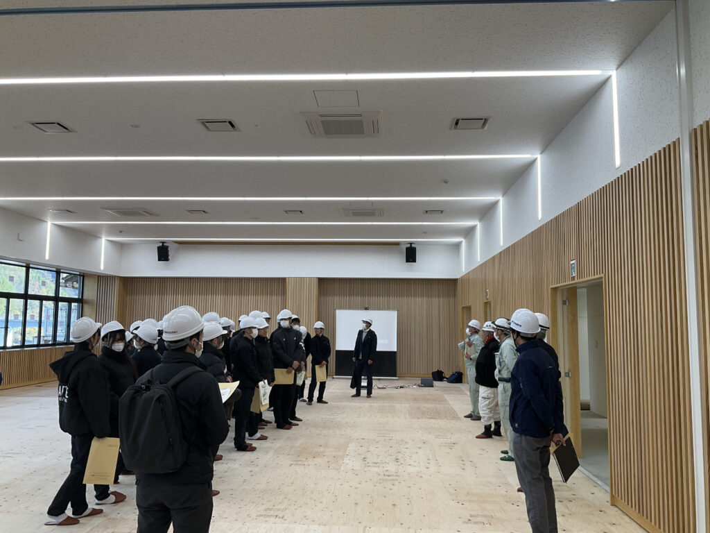 「大洲市肱南地域交流センター新築工事」の高校生工事現場見学会を行いました
